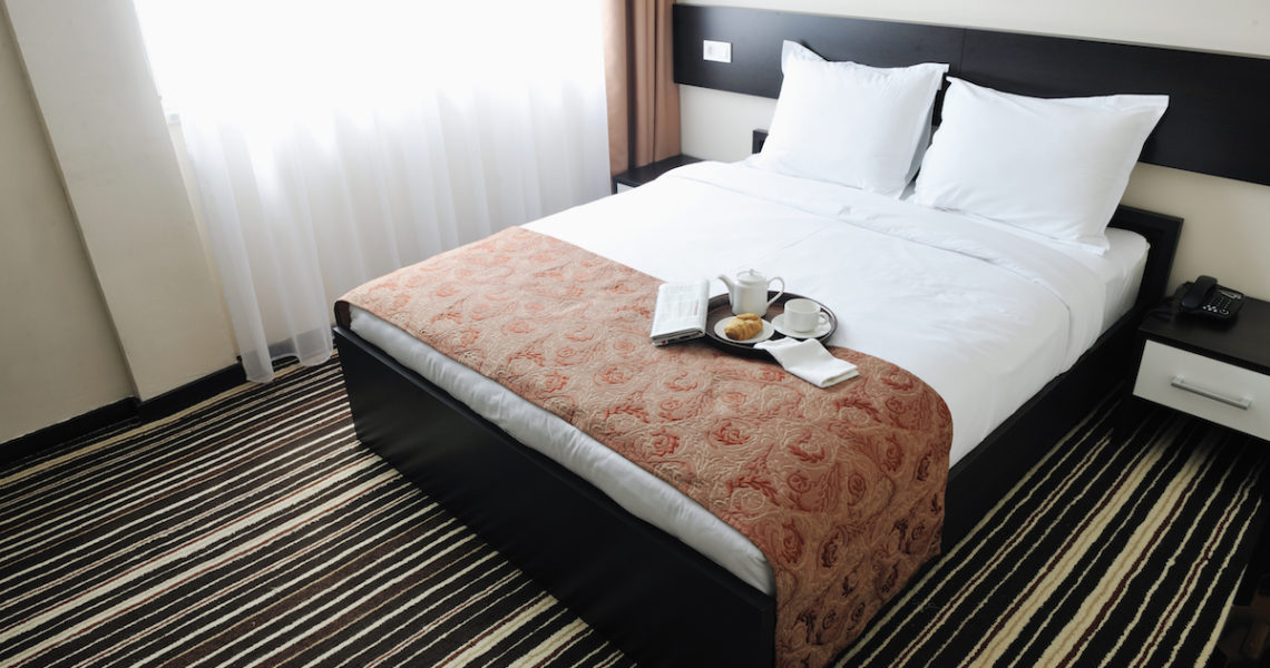 khăn trải giường khách sạn để làm gì